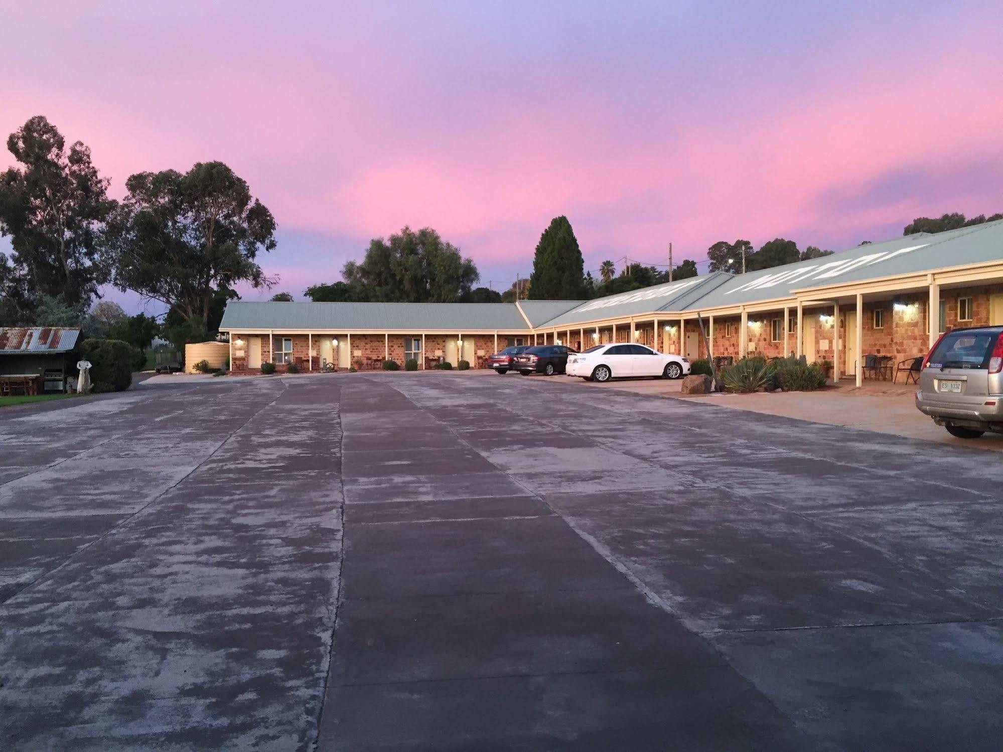 Tuckerbox Motor Inn Gundagai Kültér fotó